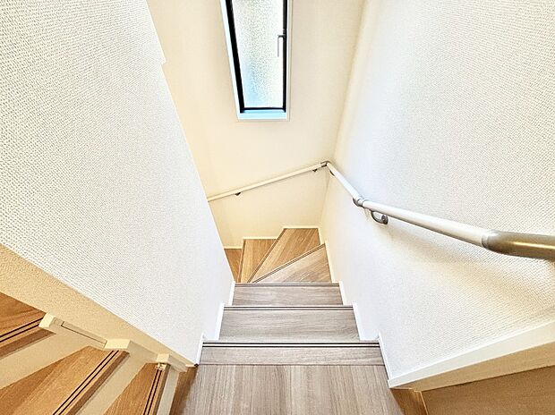 安全性を考慮し階段には手すりを設置しています