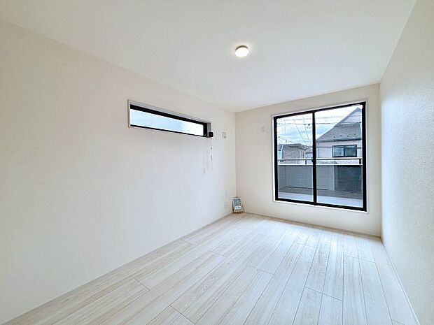 明るいバルコニーサイドに洋室を設置。目覚めの良い寝室に。