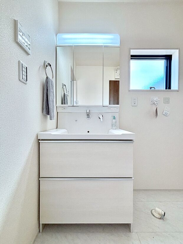 大きく見やすい三面鏡で清潔感ある洗面台は、身だしなみチェックや肌のお手入れにおすすめです。