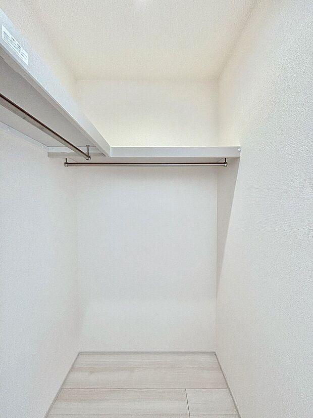 ウォークインクローゼット付きで生活空間を広く利用できます。