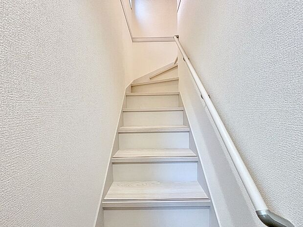 安全性を考慮し階段には手すりを設置しています