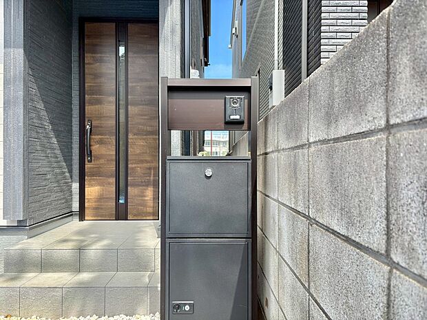 表札・インターホン・ポスト・宅配BOXをひとつに集約。エントランスになじむシンプルデザイン。