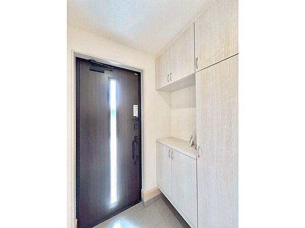 飾り棚を利用して、お越しいただくお客様をおもてなしできます。