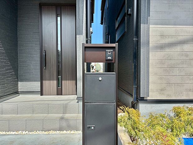 表札・インターホン・ポスト・宅配BOXをひとつに集約。エントランスになじむシンプルデザイン。