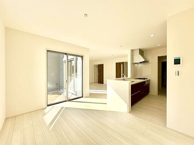 明るい陽光が注ぎ、寛ぎの雰囲気に満たされるリビング・ダイニング。