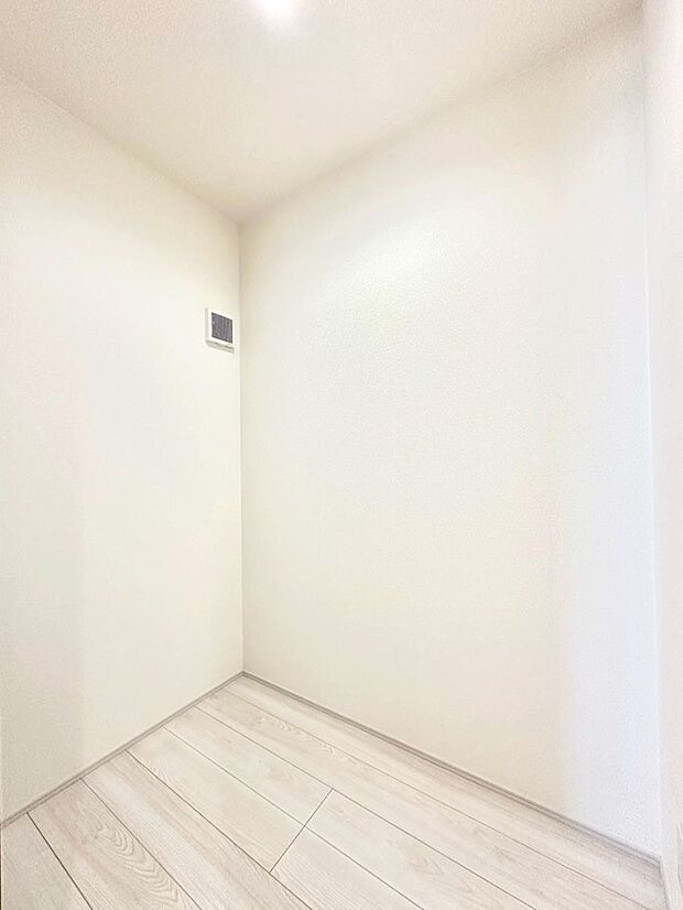 2階廊下納戸には掃除用品や日用品のストックなどを収納できます。