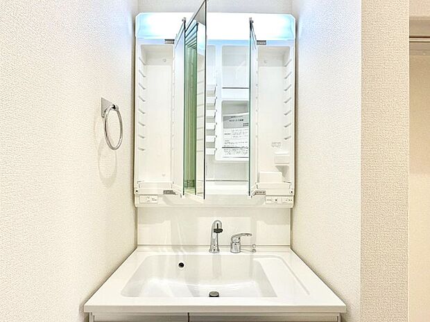 三面鏡の裏に、化粧品や衛生用品などを収納可能。洗面台をすっきりと保ちます！