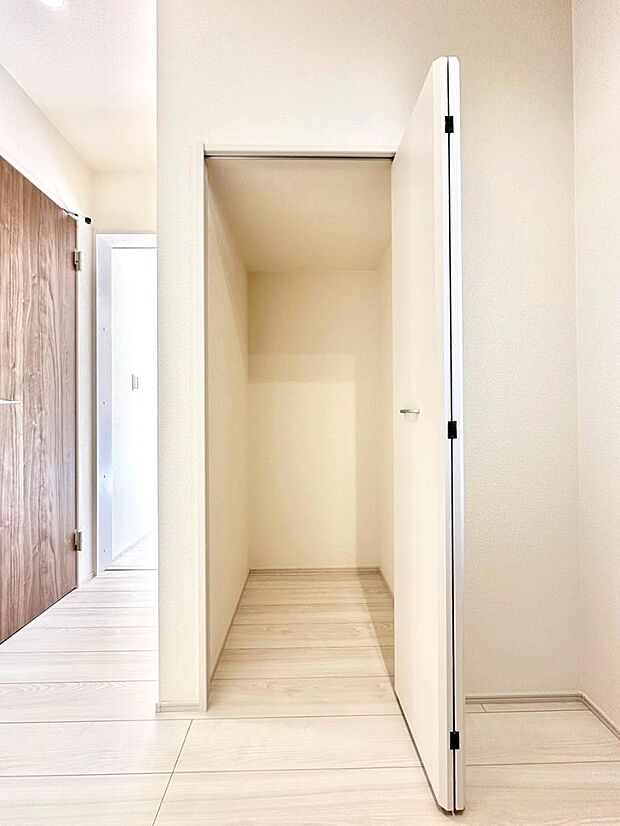 玄関ホール収納です。掃除道具やお出かけ用グッズの収納に便利です。