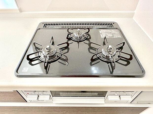 ガスコンロはＳｉセンサー搭載。火力調節や焦げ付き・消し忘れも防いでくれます。