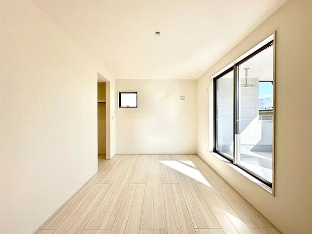 バルコニーが開放感をプラスしてくれる洋室