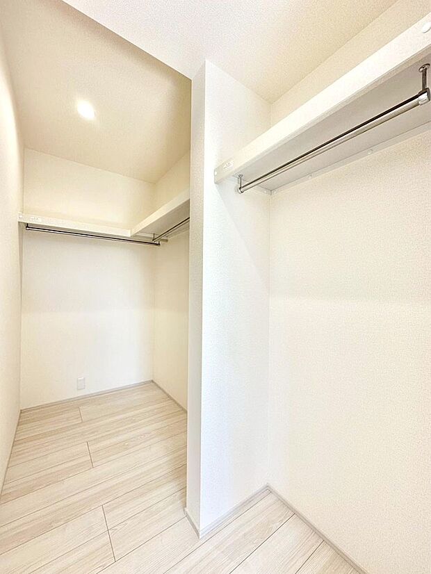 ウォークインクローゼット付きで生活空間を広く利用できます。