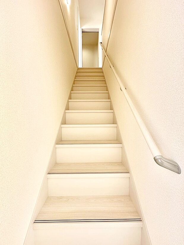 安全性を考慮し階段には手すりを設置しています