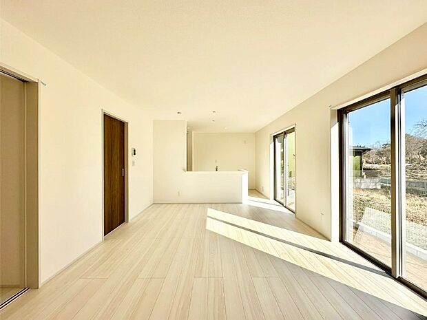 明るい陽光が注ぎ、寛ぎの雰囲気に満たされるリビング・ダイニング。  