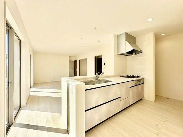 料理をしながらでもご家族との会話を楽しめる対面キッチン 