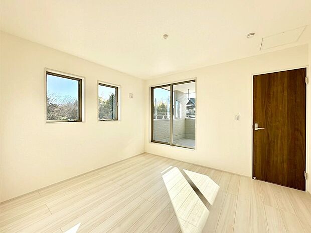 明るいバルコニーサイドに洋室を設置。目覚めの良い寝室に。 