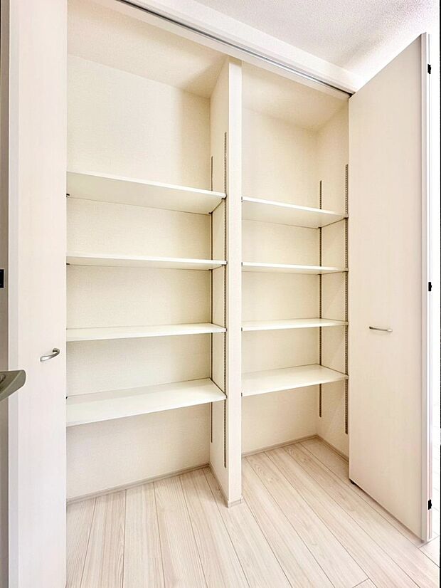 パントリーとしても利用できる可動棚付きキッチン収納