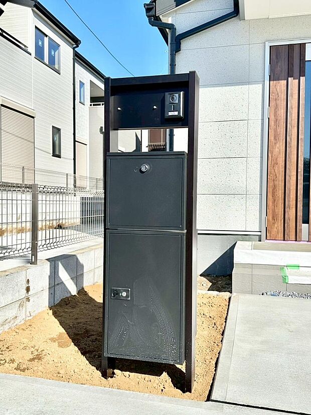 表札・インターホン・ポスト・宅配BOXをひとつに集約。エントランスになじむシンプルデザイン。