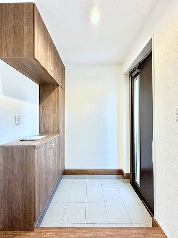 飾り棚を利用して、お越しいただくお客様をおもてなしできます。