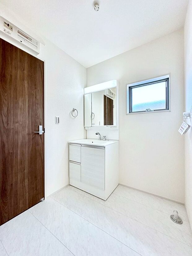 小窓がついているので湿気の多い場所でも換気ができ快適です。毎日の身支度を気持ち良く行えますね。