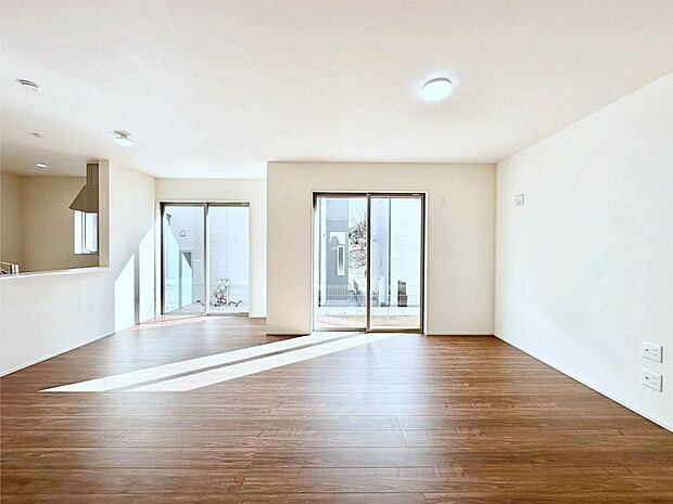 日当たりの良いリビング。お気に入りのグリーンを飾れば更に心地よさがアップ!