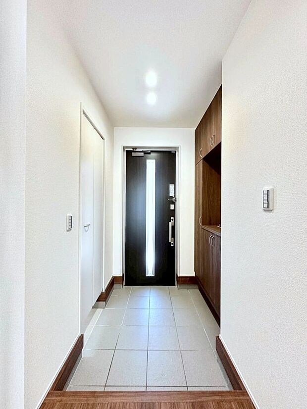 ガラススリットの入った玄関ドアが室内に光を届けてくれます