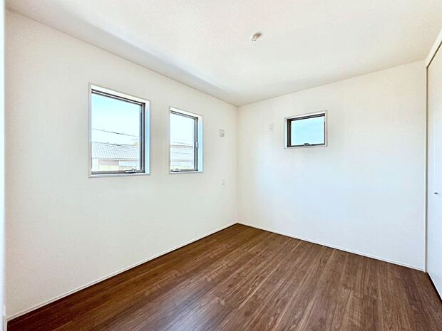 窓からのやさしい光が心地よいプライベートルーム