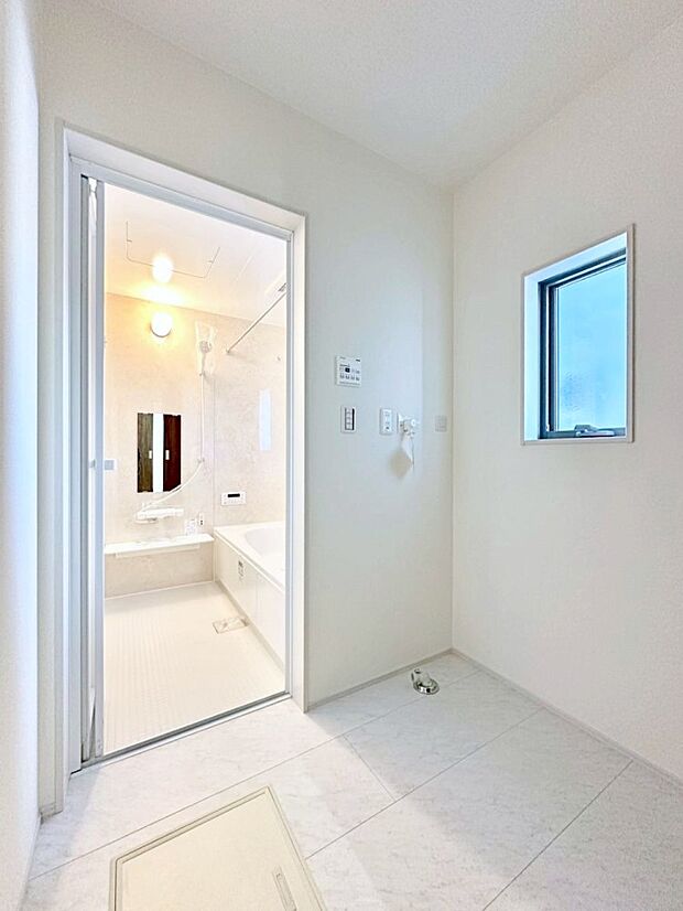 小窓がついているので湿気の多い場所でも換気が十分行えます。毎日の身支度を気持ち良く！