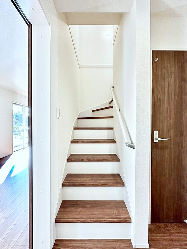 安全性を考慮し階段には手すりを設置しています