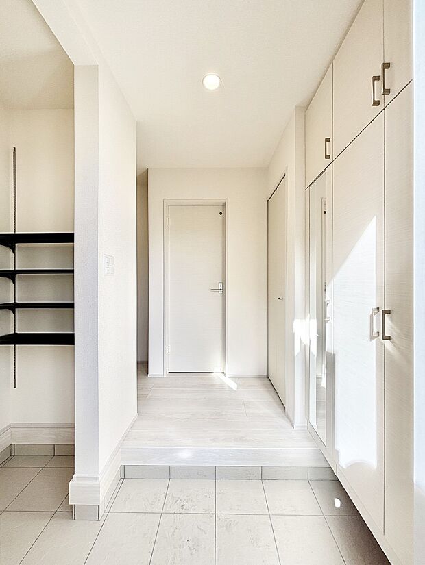 明るい玄関はお客様をお出迎えするのにぴったりです!