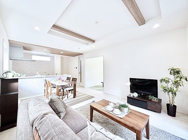 折上天井は立体的な奥行きがあるので、天井が広く見えて開放的な空間を演出できます。  