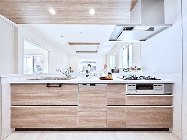 リビングを見渡せる人気のカウンターキッチン。 家族を見守りながら家事をすることができます。