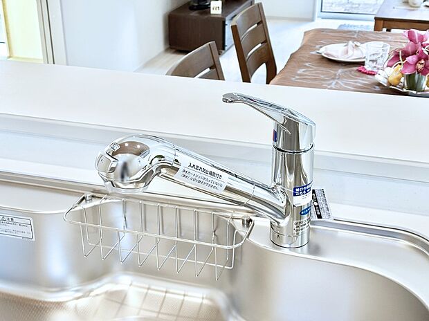 いつでも清潔なおいしいお水を。一つの水栓で水道水と浄水を使い分け。