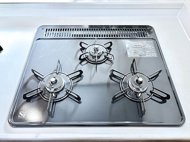 ガスコンロはＳｉセンサー搭載。火力調節や焦げ付き・消し忘れも防いでくれます。