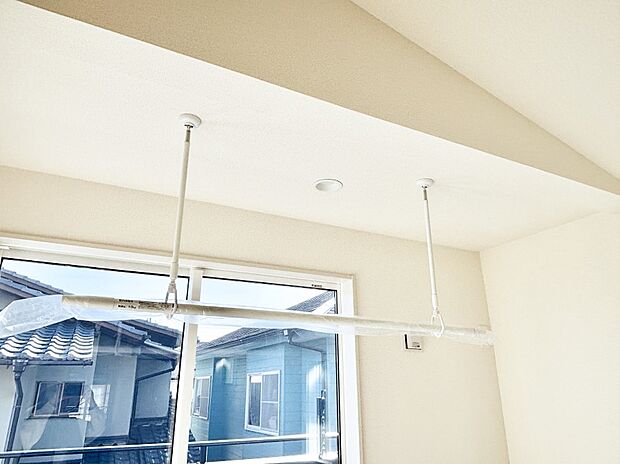 室内物干しポール。梅雨や花粉の時期に大活躍します。  