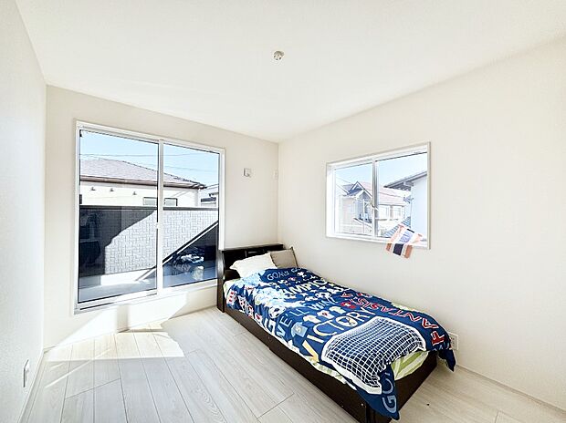 バルコニーが開放感をプラスしてくれる洋室