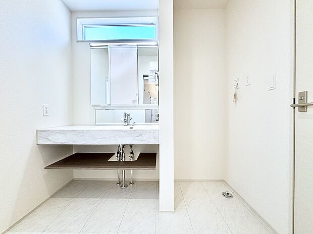 柔らかな朝の光を感じられる窓がついた洗面室