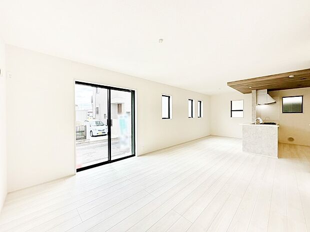 開放感ある広々リビングは明るい陽光が入り込む家族みんなの憩いの空間です!