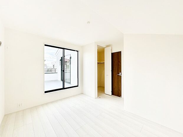 大容量の収納力が嬉しいWIC付きのお部屋でゆったりリラックスタイムが過ごせます!
