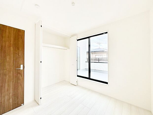 明るいバルコニーサイドに洋室を設置。目覚めの良い寝室に。