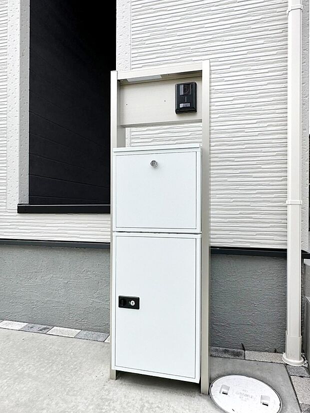 表札・インターホン・ポスト・宅配BOXが一体型となったシンプルデザインの門柱
