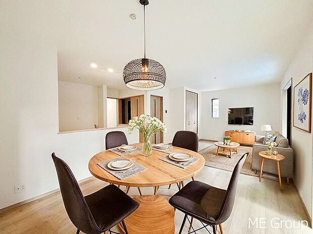 ご家族の賑やかな話し声で包まれる明るいリビング ※家具はCGです