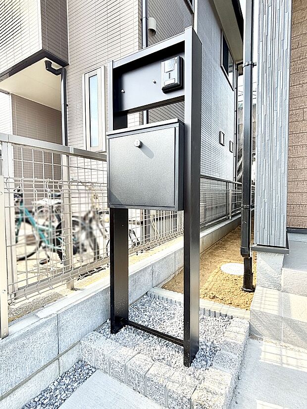 シンプルデザインのポスト。