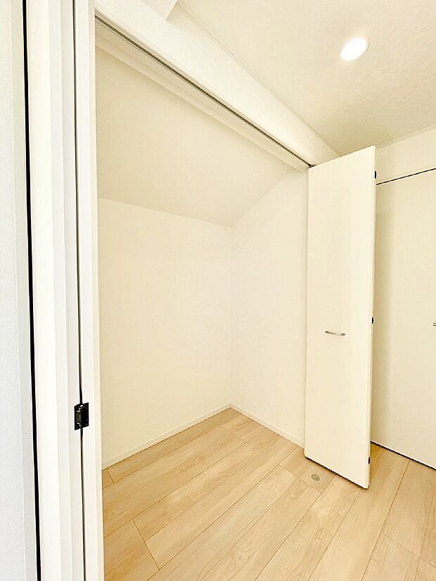 洋室のクローゼット。奥行きがあるので厚手の衣類もすっきり収まります。