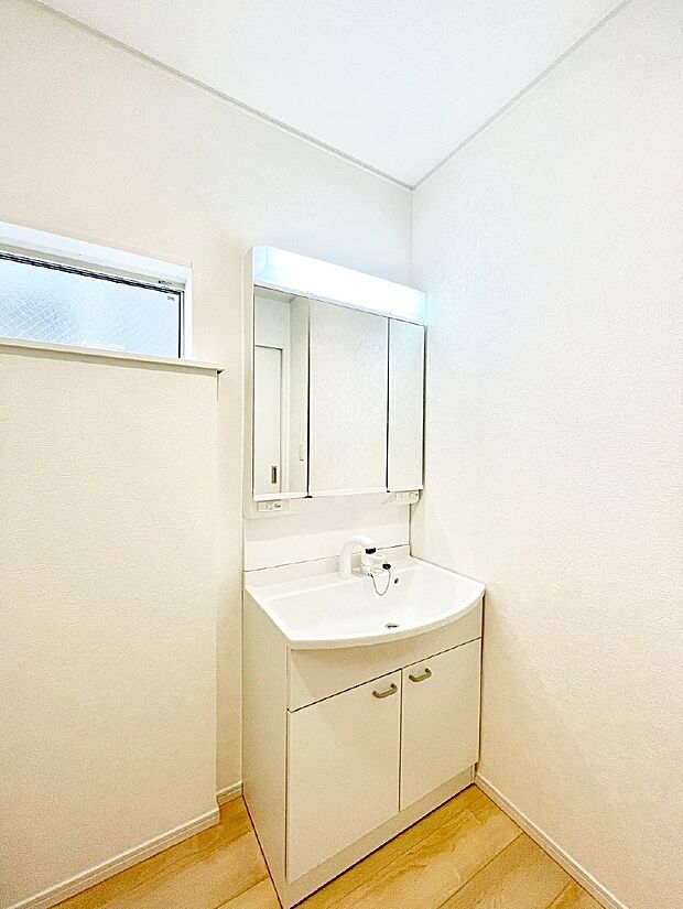 小窓がついているので湿気の多い場所でも換気が十分行えます。毎日の身支度を気持ち良く!