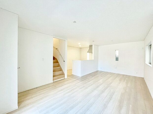 内装「ただいま」「おかえり」家族とのコミュニケーションが深まるリビングイン階段。