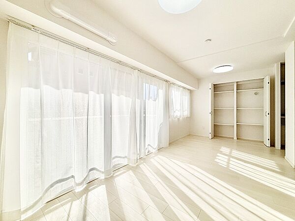 大きな窓からたっぷりの陽光と風を感じられるリビングダイニング
