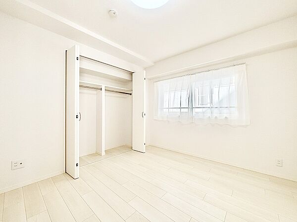 窓からのやさしい光が心地よいプライベートルーム