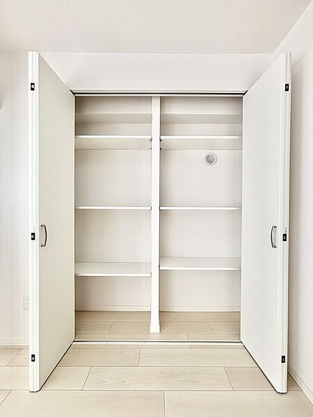 物が溢れがちな家族共有の小物や日用品などをたっぷり収納できるリビング収納！