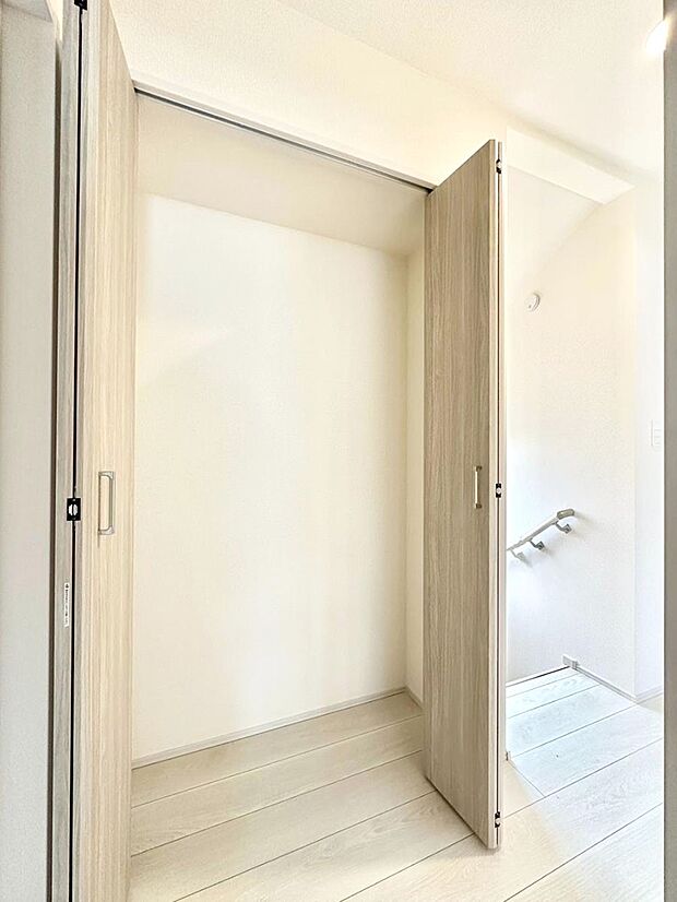 廊下収納。掃除道具や季節の小物を収納することができます。