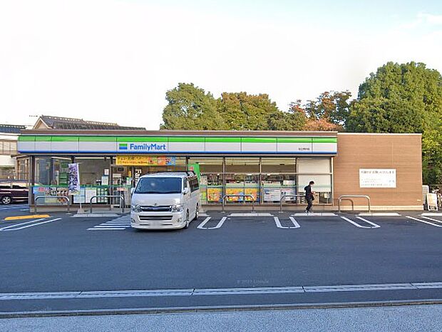 コンビニ 300m ファミリーマート 足立青井店